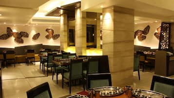 5 restaurants, breakfast, lunch, dinner served; local cuisine