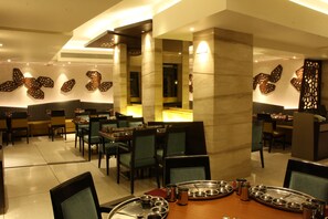 5 restaurants, breakfast, lunch, dinner served; local cuisine 
