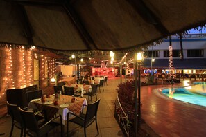 5 restaurants, breakfast, lunch, dinner served; local cuisine