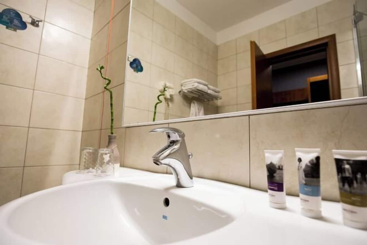 Baño | Amenidades de baño ecológicas, secadora de cabello, batas, pantuflas