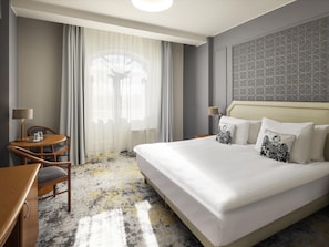 Standard Room, 1 Katil Kelamin (Double) | Peralatan tempat tidur premium, bar mini, peti besi dalam bilik, meja 
