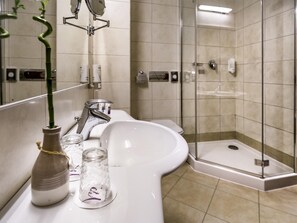 高級寢具、迷你吧、客房內保險箱、書桌