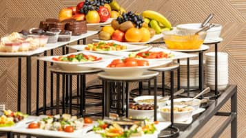 Petit déjeuner buffet servi en semaine (10 EUR par personne)