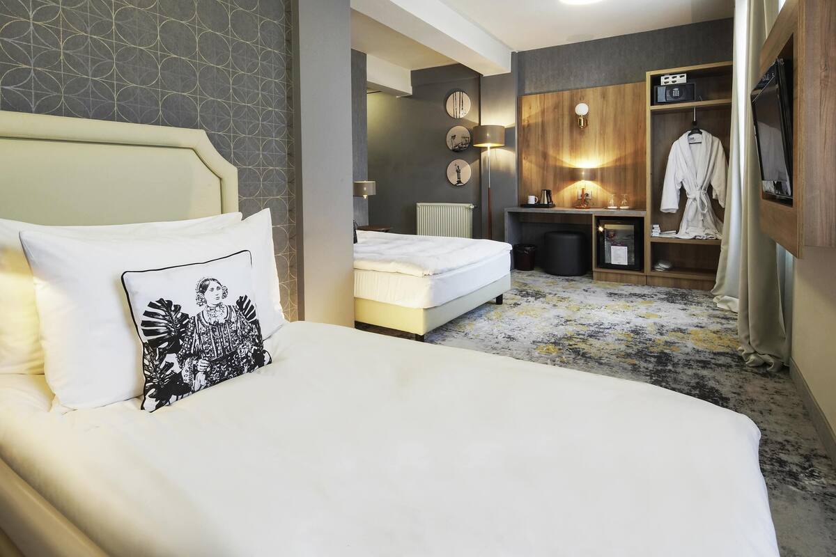 Hochwertige Bettwaren, Minibar, Zimmersafe, Schreibtisch