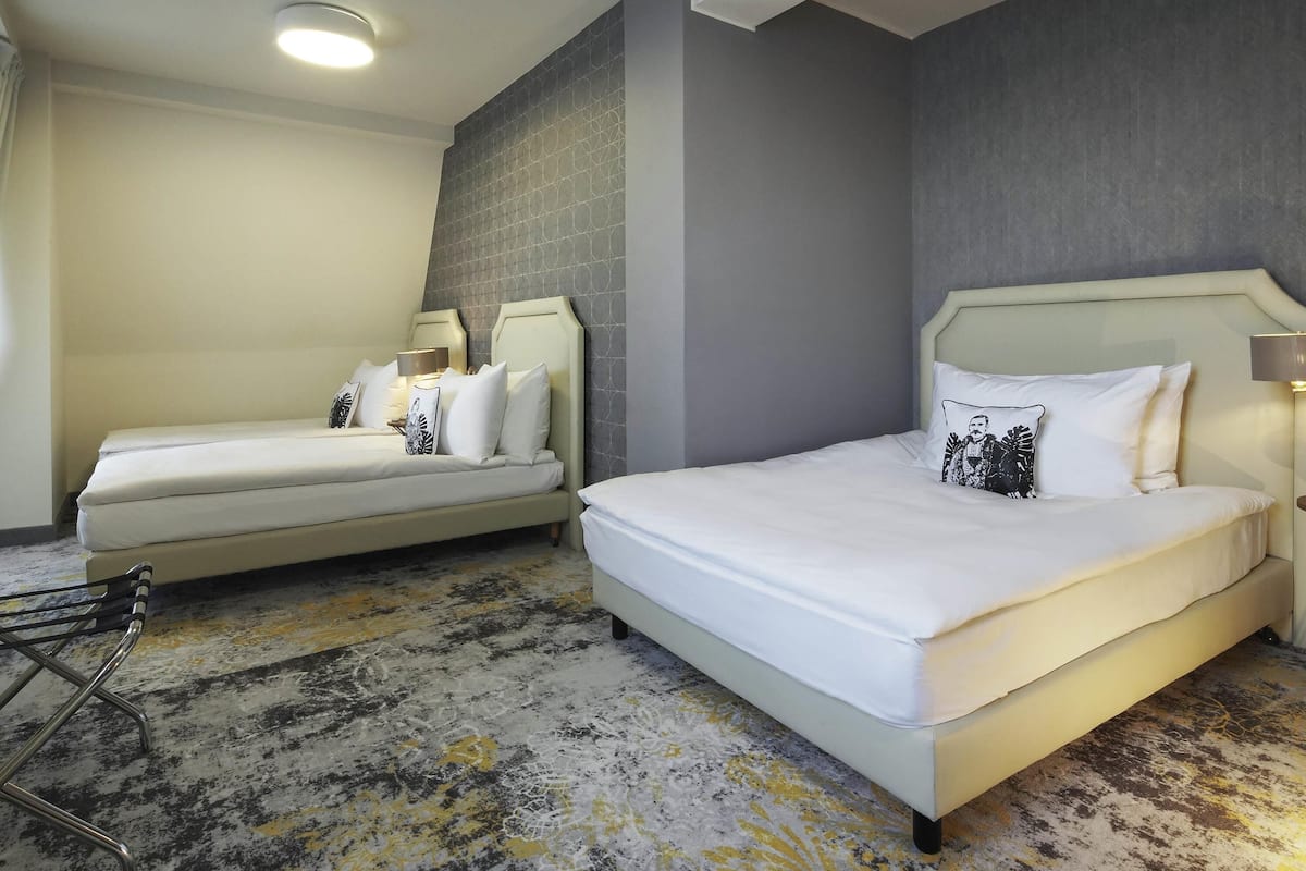 Standaard kamer, 3 eenpersoonsbedden | Luxe beddengoed, een minibar, een kluis op de kamer, een bureau