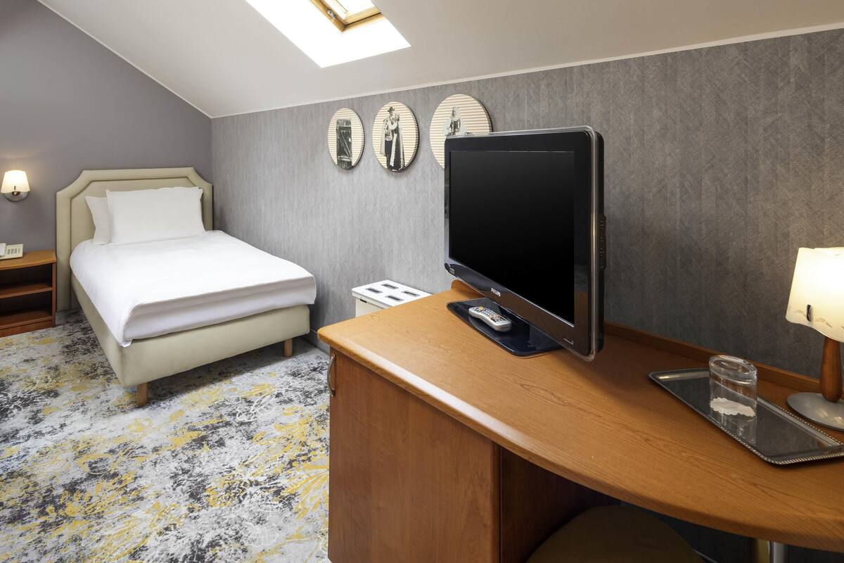 Economy Room, 1 Twin Bed | Premium bedding, minibar, in-room safe, desk