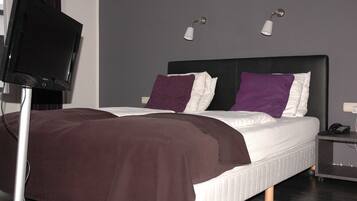Suite, Kitchen | Iron/ironing board, rollaway beds, free WiFi