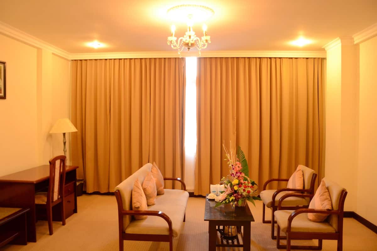 Suite – premium, 1 dobbeltseng | Minibar, skrivebord, blendingsgardiner og lydisolert