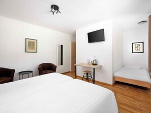 Triple Room | Select Comfort beds, in-room safe, soundproofing, free WiFi - Hôtel Bon Port (Montreux)