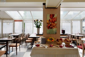 Petit déjeuner continental (18 CHF par personne)