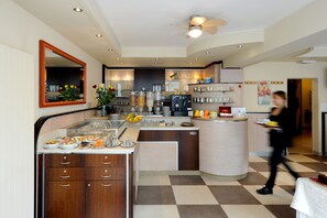 Daily continental breakfast for a fee - Hôtel Bon Port (Montreux)