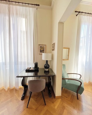 Habitación familiar, para no fumadores, baño en la habitación | Ropa de cama de alta calidad, muebles diferentes y escritorio 