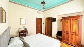 Habitación estándar, no fumadores, baño privado | Ropa de cama de alta calidad, mobiliario individual, escritorio