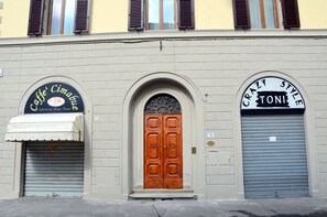 Property entrance - Cimabue 9 (Florence)