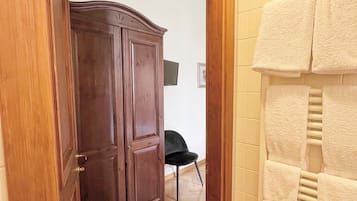 Habitación estándar con 1 cama matrimonial o 2 individuales, para no fumadores | Baño | Amenidades de baño gratuitas, secadora de cabello, bidet, toallas