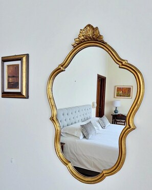 Habitación Deluxe, para no fumadores, baño en la habitación | Ropa de cama de alta calidad, muebles diferentes y escritorio 