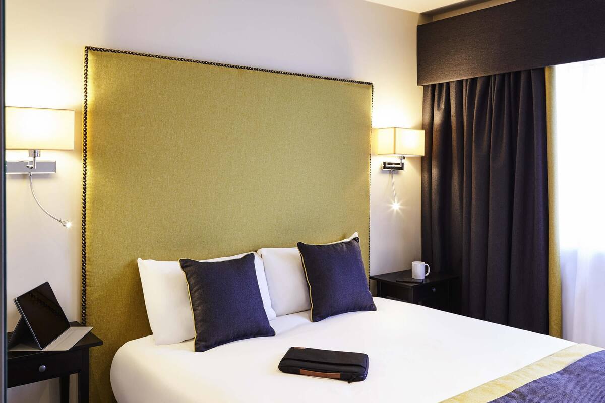 Habitación estándar doble, 1 cama doble | Ropa de cama de alta calidad, caja fuerte, escritorio y cortinas opacas