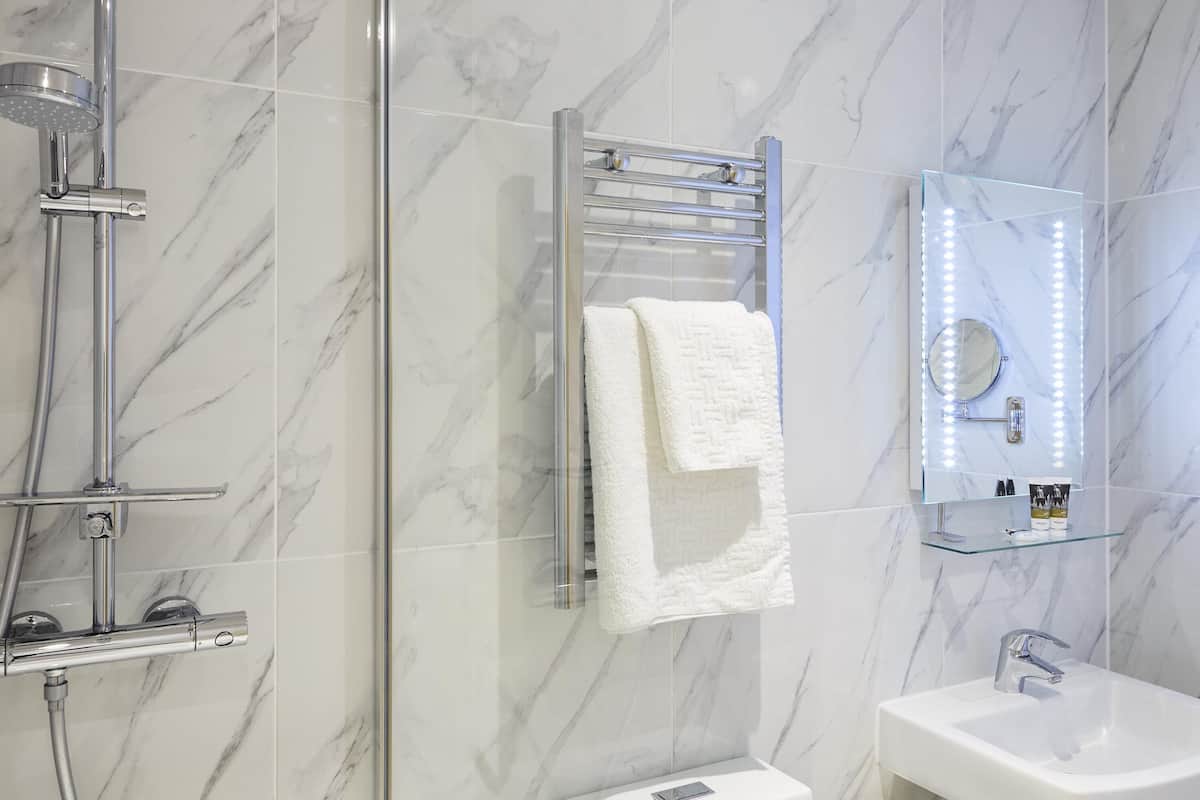 Hochwertige Bettwaren, Zimmersafe, individuell eingerichtet