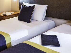 Camera Standard, 2 letti singoli | Biancheria da letto di alta qualità, una cassaforte in camera