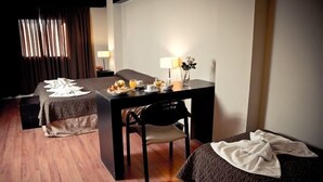 A hotel room with two beds, a dining table with breakfast, a chair, and a lamp. - Hotel del Fundador (Córdoba)