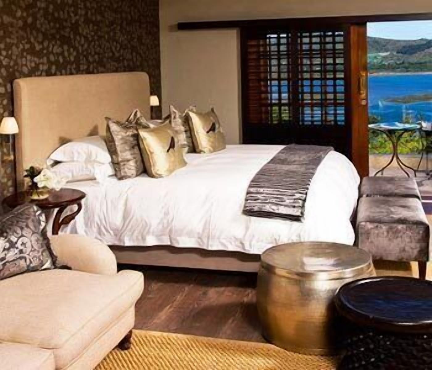 Premium bedding, down duvets, minibar, in-room safe