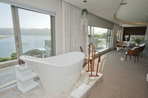 Penthouse suite | Deep soaking bathtub