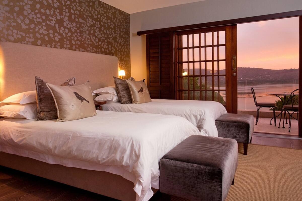 Premium bedding, down comforters, minibar, in-room safe