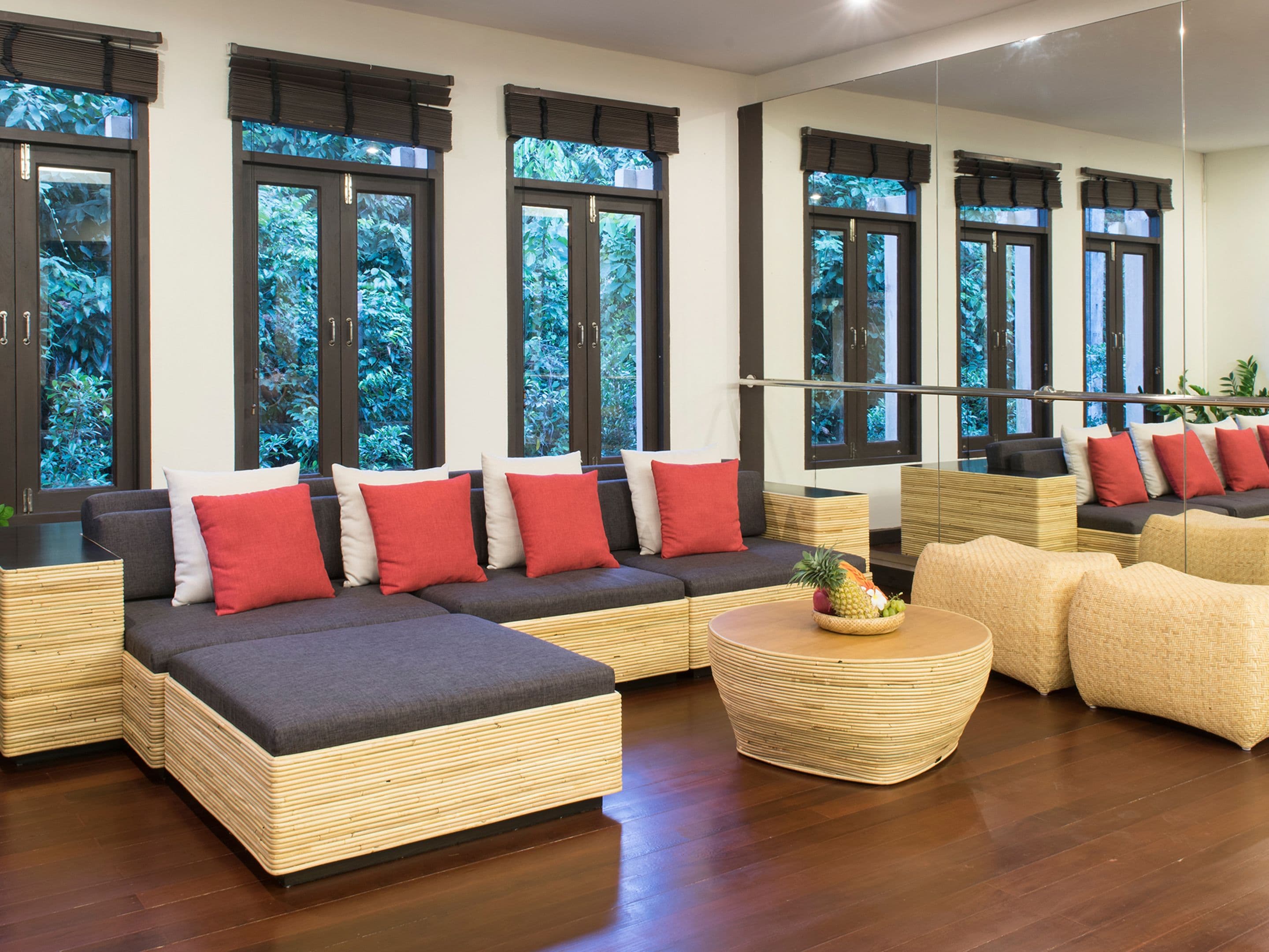 2 bars/lounges, poolside bar, beach bar