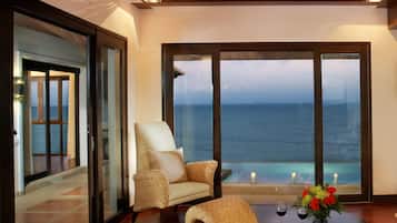Beachfront Pool Villa | Minibar, värdeförvaringsskåp på rummet och skrivbord