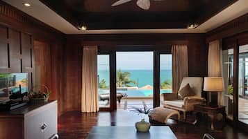 Baan Warin Suite | Living area | Flat-screen TV, table tennis, books