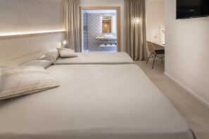 Standard Room (Quad 4 adults) | In-room safe, desk, soundproofing, iron/ironing board - Hotel Alhambra (Santa Susanna)