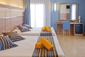 In-room safe, desk, soundproofing, iron/ironing board - Hotel Alhambra (Santa Susanna)