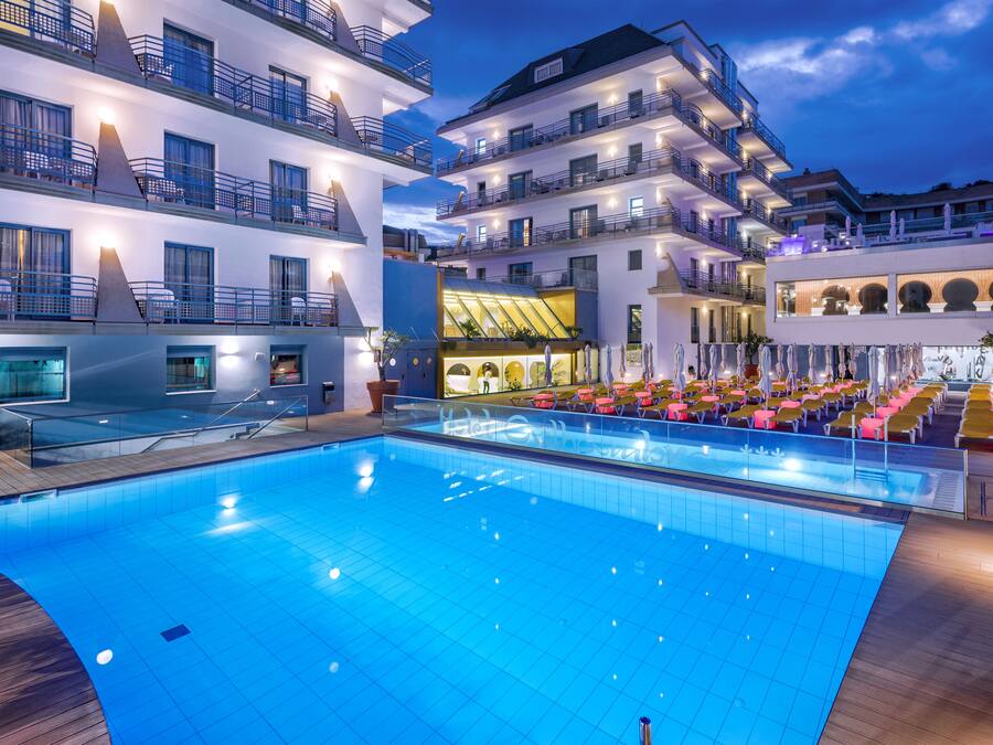 Utomhuspool och solstolar