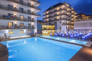 Outdoor pool, pool loungers - Hotel Alhambra (Santa Susanna)