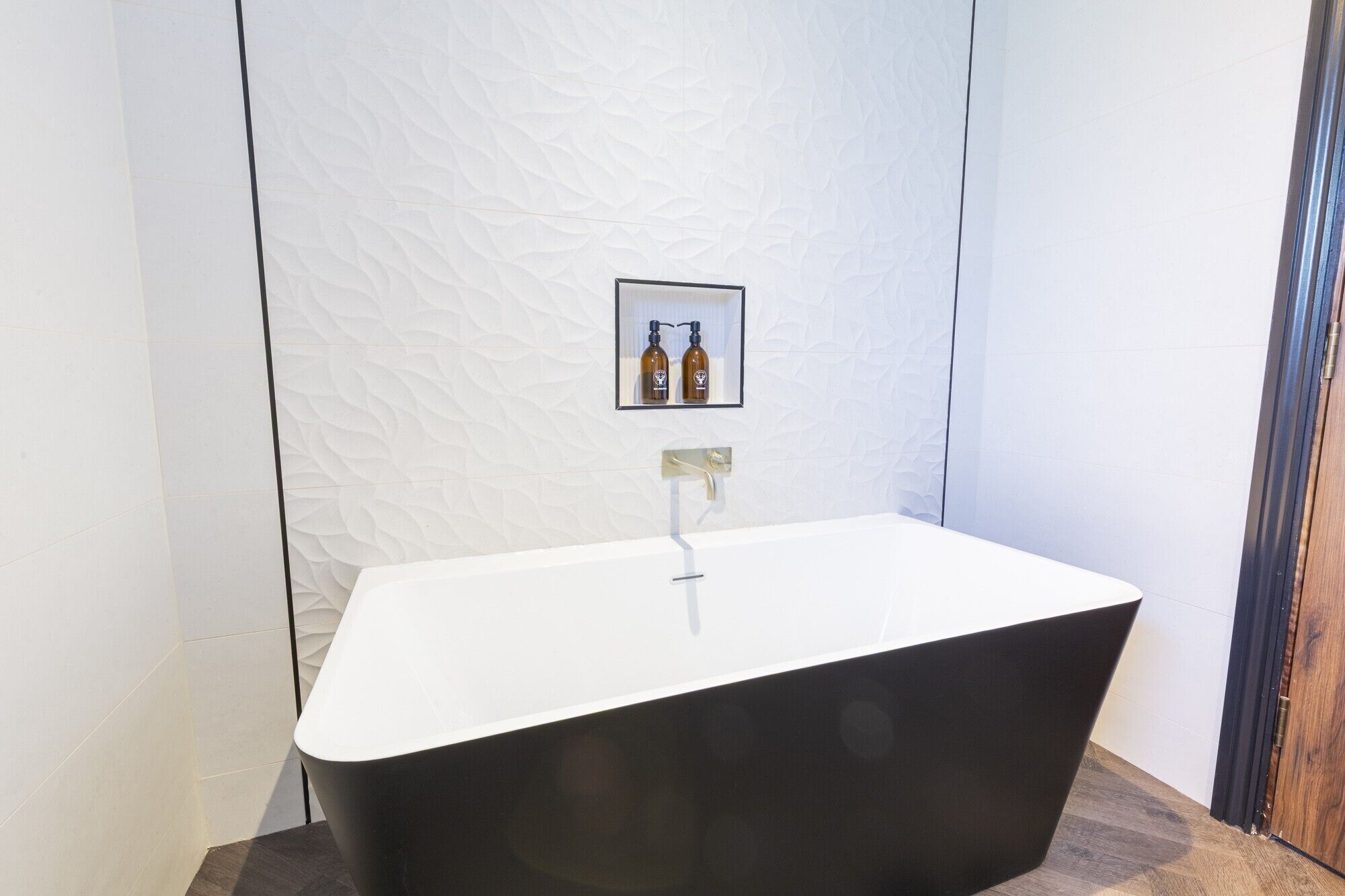 deluxe double room | bathroom | combined shower/bathtub, hair dryer, towels