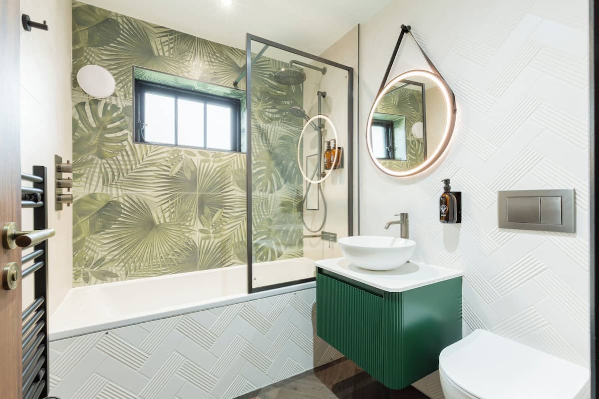 twin room | bathroom | combined shower/bathtub, hair dryer, towels