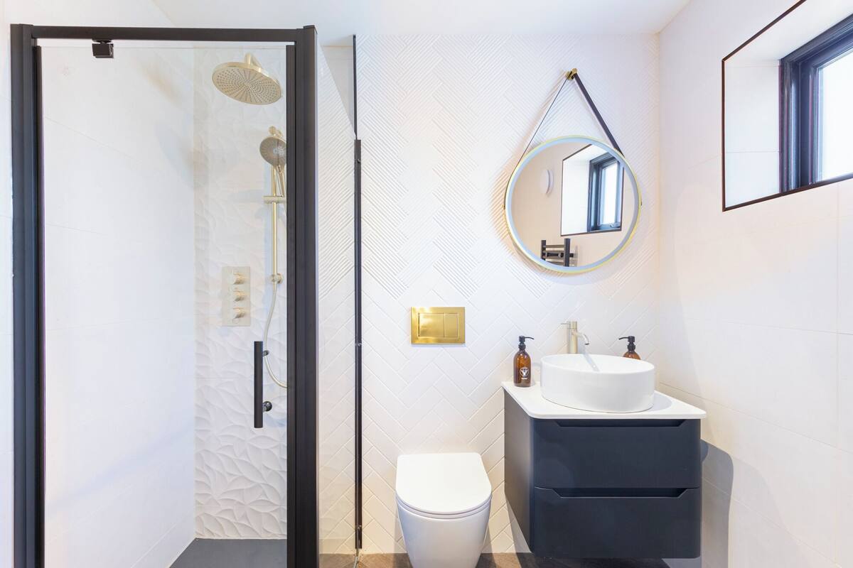 deluxe double room | bathroom | combined shower/bathtub, hair dryer, towels