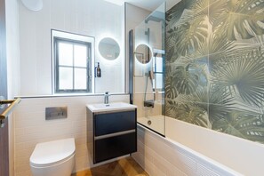 Ensemble douche/baignoire, sèche-cheveux, serviettes fournies