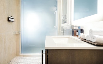 Bathtub, eco-friendly toiletries, hair dryer, towels at Iberostar Waves Miami Beach