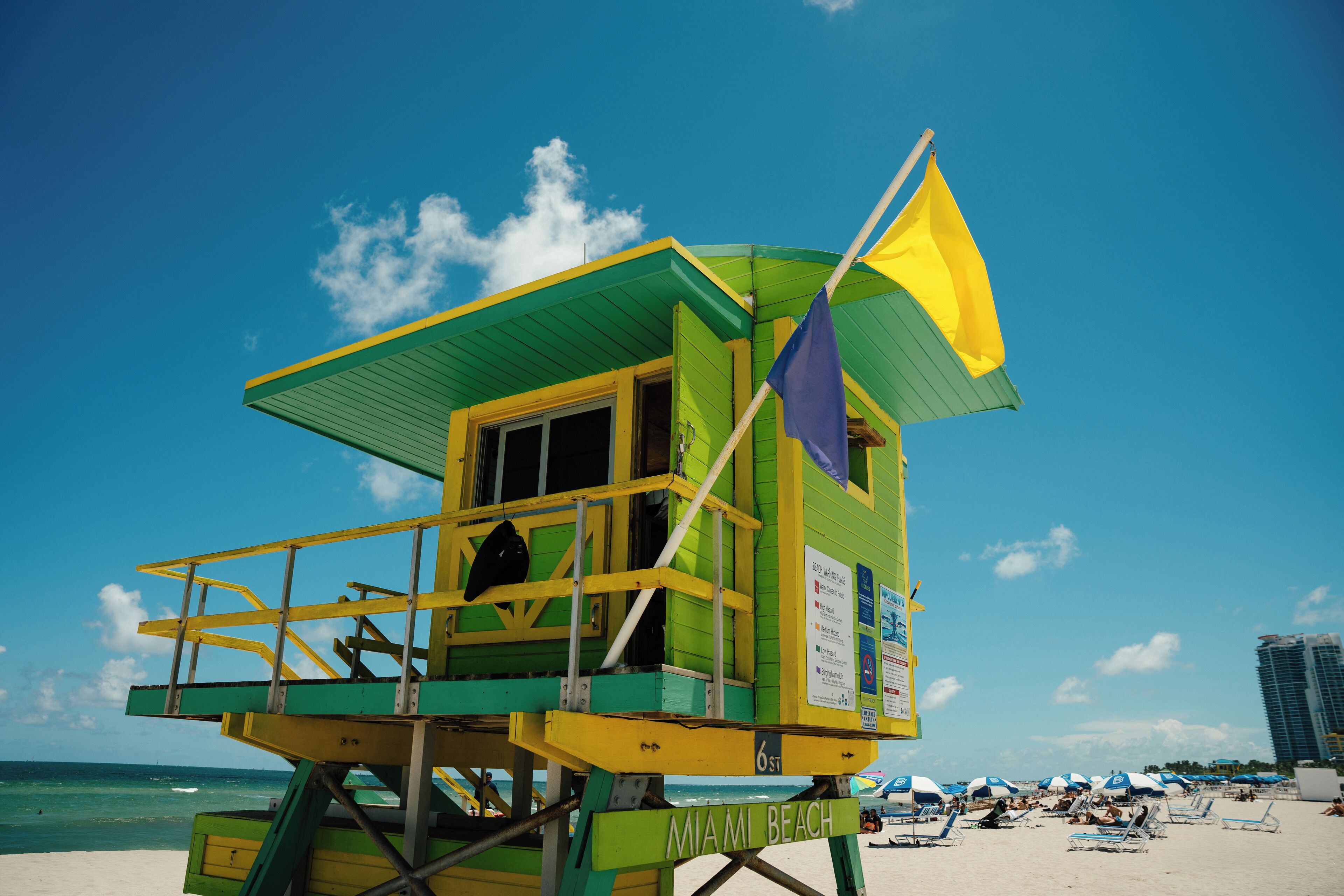 Pantai di sekitar, kursi berjemur, dan handuk pantai