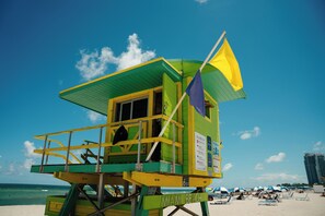 Beach nearby, sun loungers, beach towels