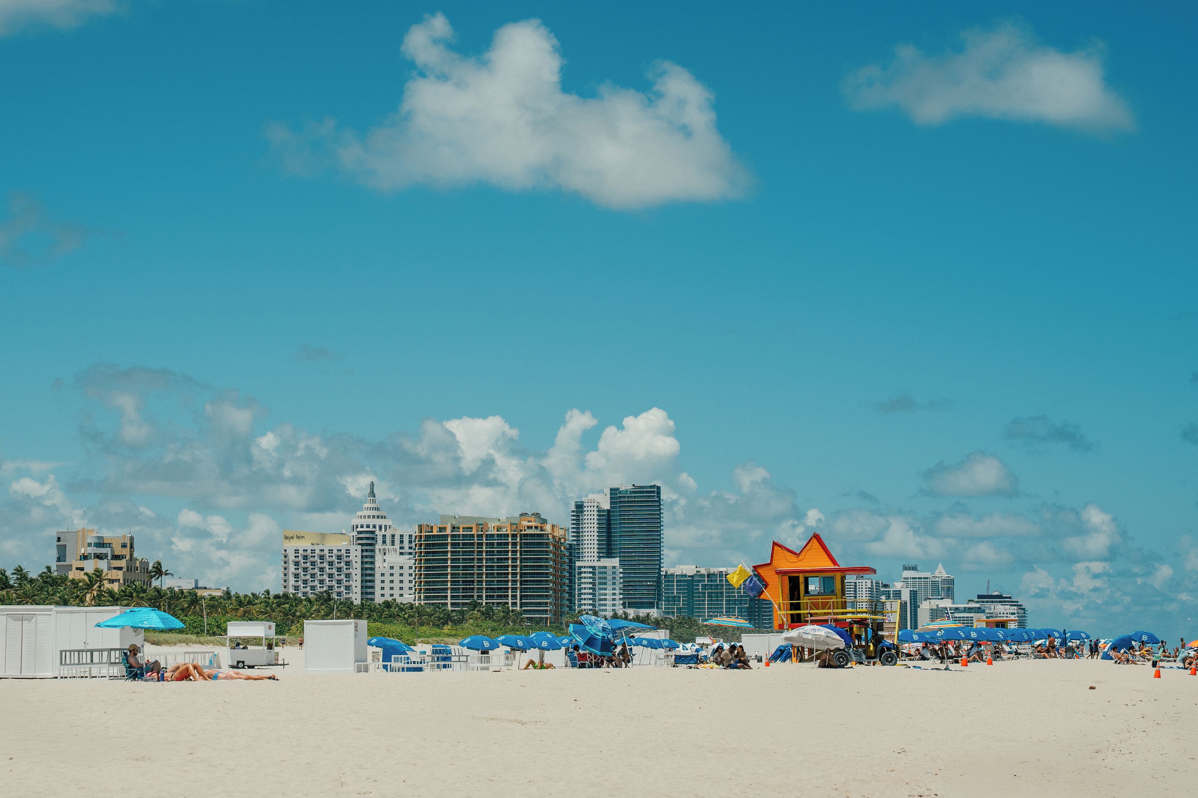 靠近海滩、沙滩椅、沙滩毛巾