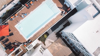 Outdoor pool, open 8:00 AM to 8:00 PM, pool umbrellas, sun loungers at Iberostar Waves Miami Beach