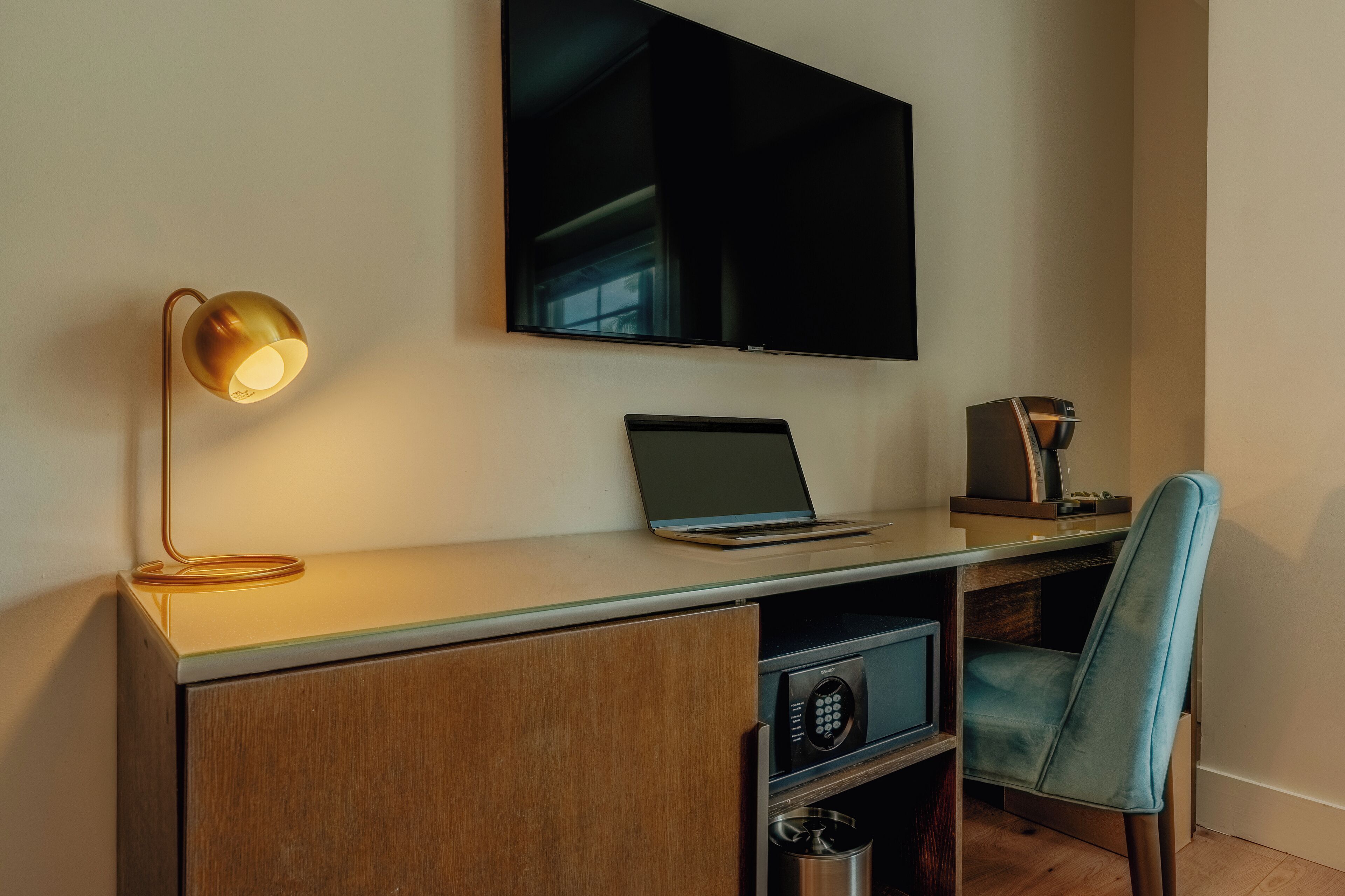 premium bedding, down duvets, in-room safe, desk