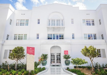Hotel exterior and entrance at Iberostar Waves Miami Beach