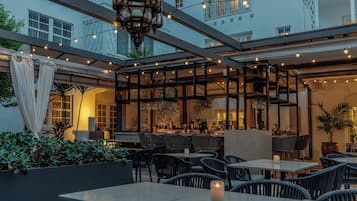 Se sirven desayunos, comidas y cenas con mesas al aire libre