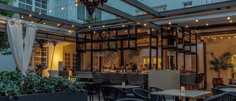 Breakfast, lunch, dinner served; alfresco dining