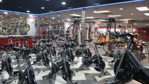 Een sportschool met meerdere hometrainers en trainingsapparatuur.
