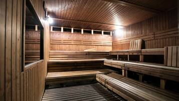 Una sauna con bancos de madera y techo inclinado.