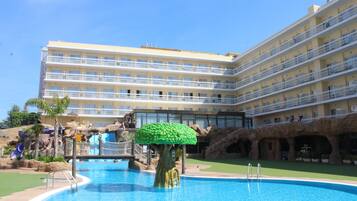 Piscina coberta, piscina a l'aire lliure, para-sols i gandules